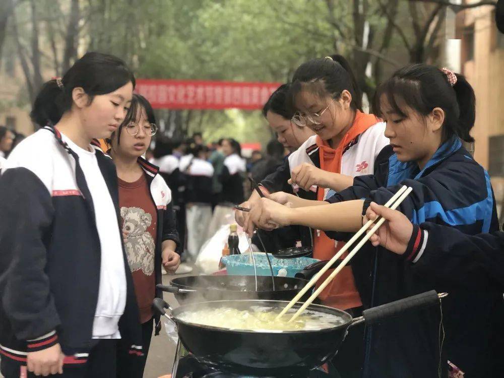 桑植一中美食节学生化身主厨欢乐洒满校园