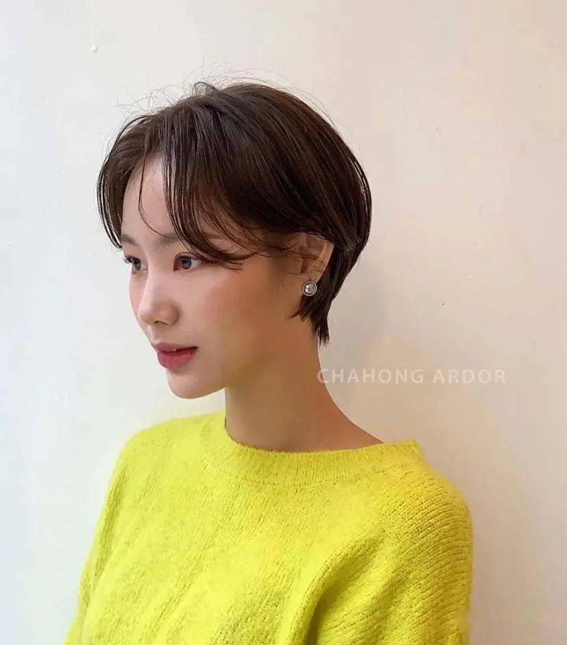高个子女生可以选择齐下巴  或者齐肩长度长一点的短发,  修饰脸型又