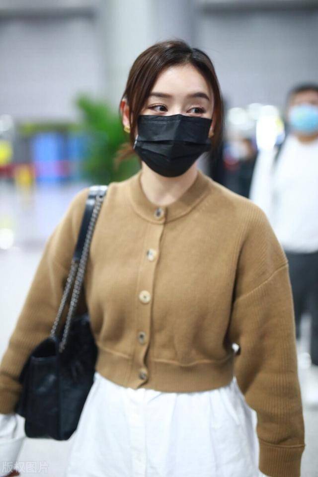 《创业年代》袁姗姗现身机场,穿卡其色针织衫清纯有魅力
