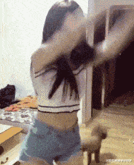 爆笑gif图:大娘们仿佛又回到了孩童时代!