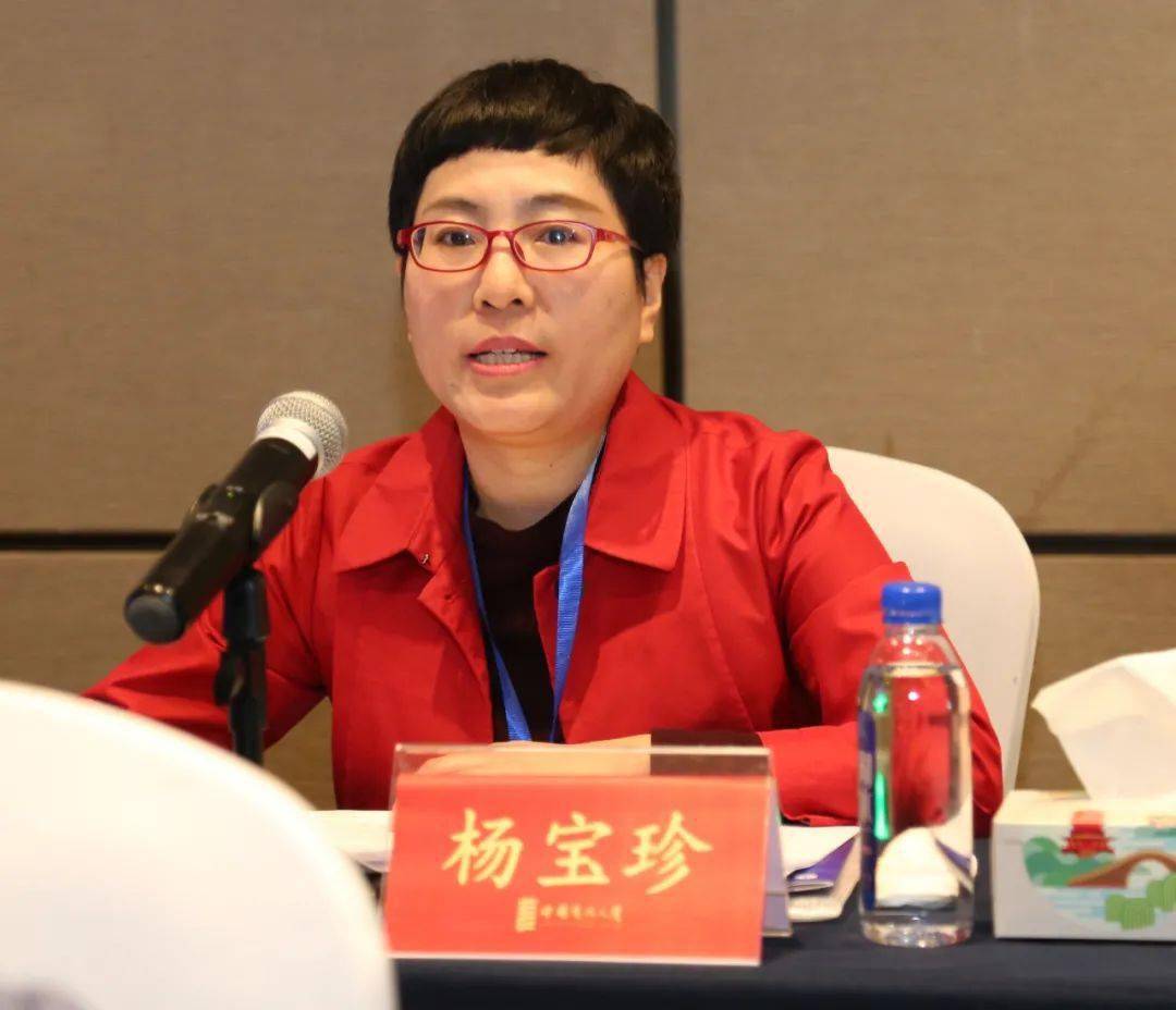 区开发经营有限公司物流分公司副总经理(主持工作)杨宝珍意见征询会上