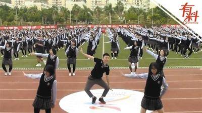 福建厦门|800名学生跳《无价之姐》 领舞老师表情动作亮了