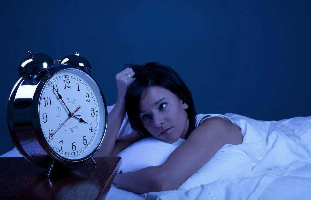 经常凌晨早醒,翻来覆去睡不着?或许是这4个原因在"拖后腿"!