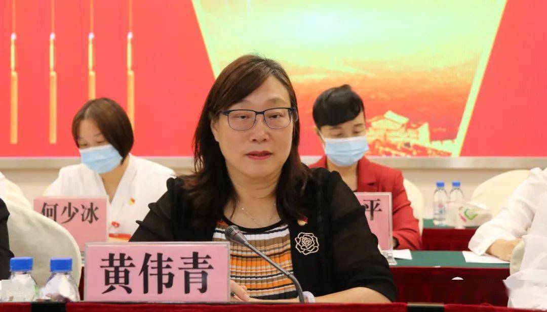 黄伟青在会上代表市妇联对长期以来高度重视,大力支持妇女事业和妇联