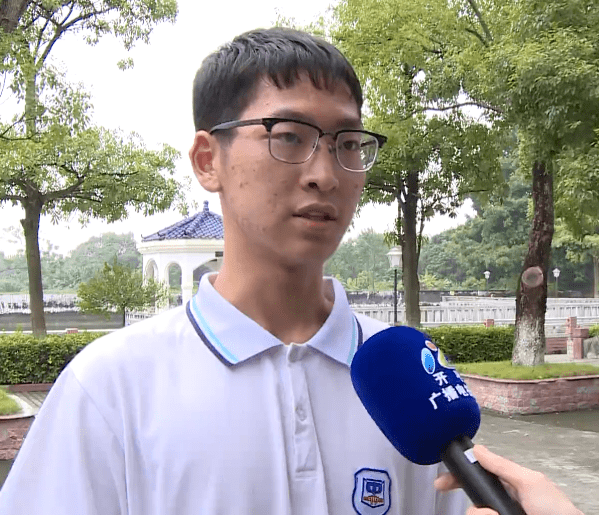 开平一中学生程里：我觉得受益匪浅，他的积极进取，坚定志向的精神是很