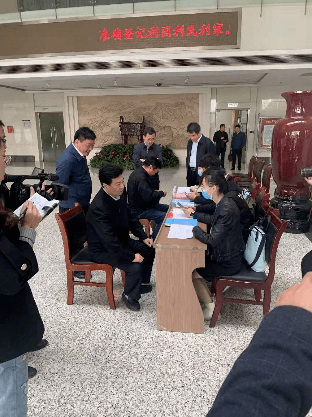 区领导参加人口普查登记