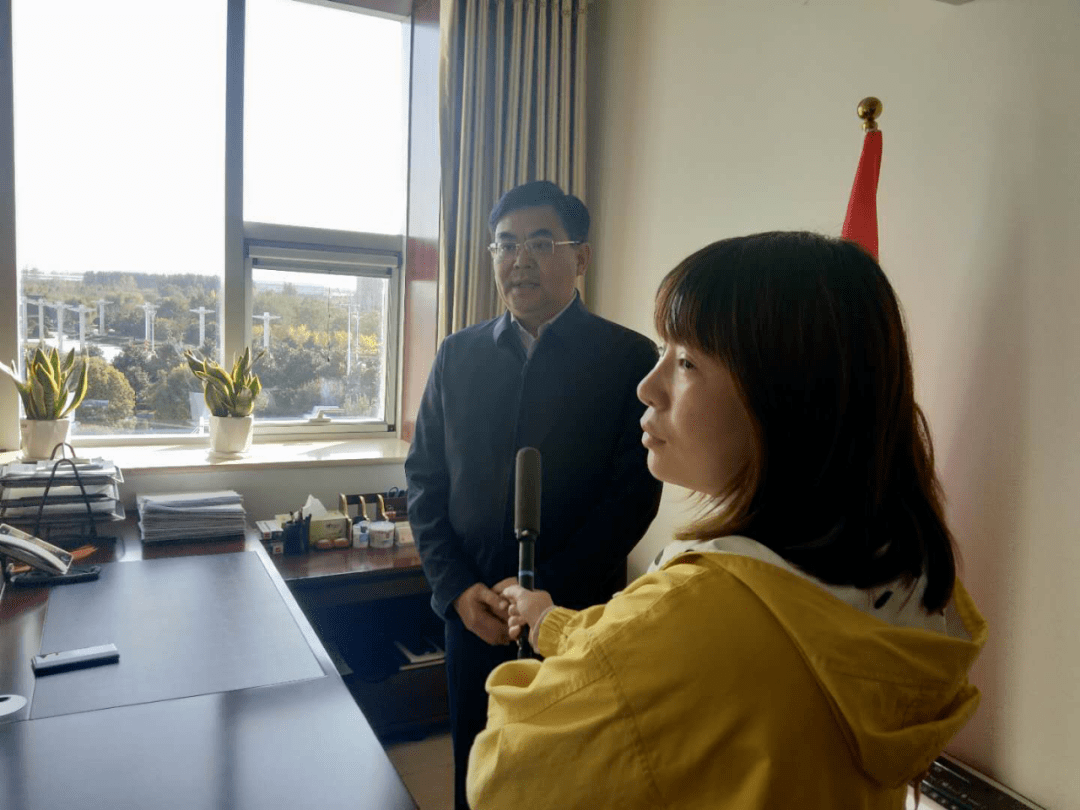 区领导参加人口普查登记