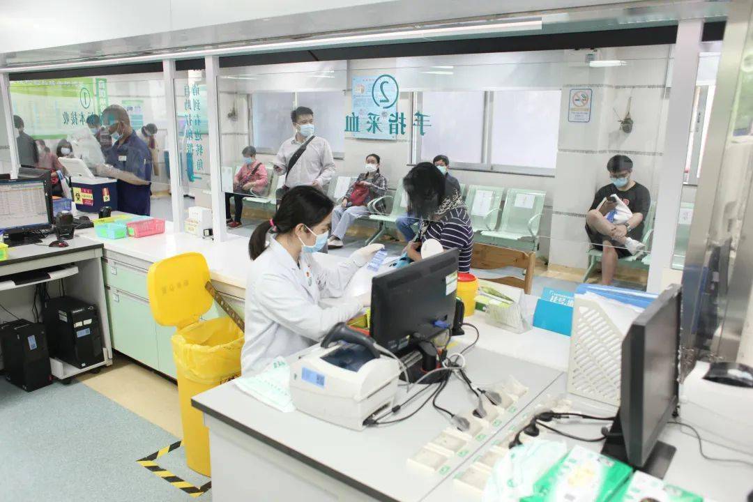 广东省中医院总院检验科的末梢血采集窗口