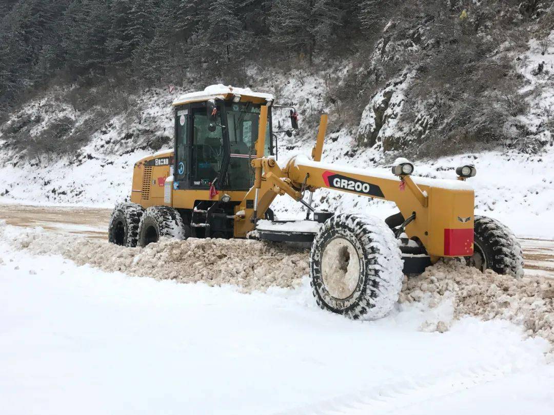 冬季公路应急必备--徐工除雪平地机让这个冬天"一路畅通"