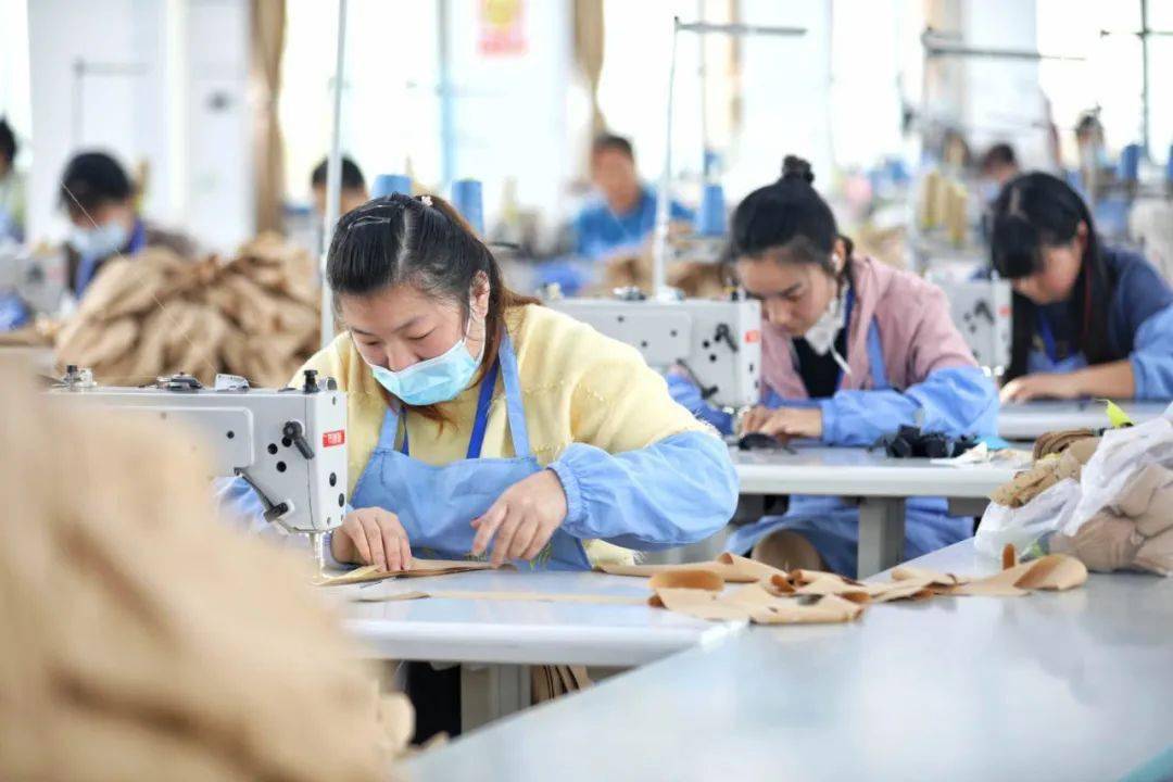 三土服装加工厂工人正在紧张制衣