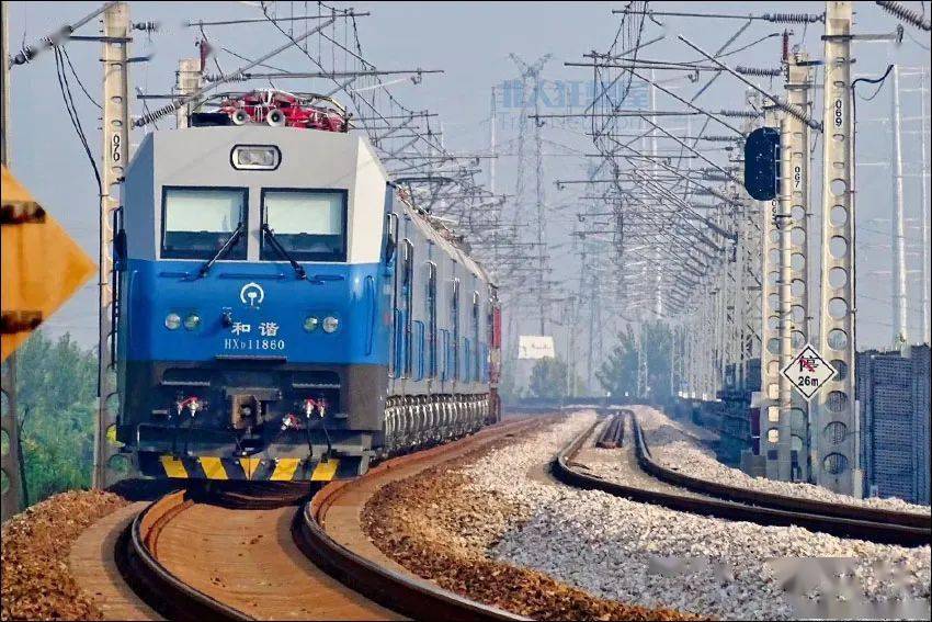 ss6b牵引浩吉铁路专用的hxd1型电力机车经由石长线北上.
