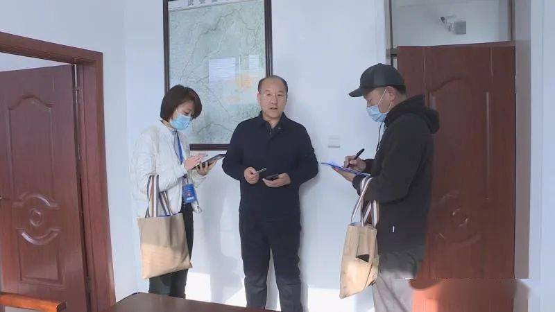 领导参加人口普查登记(2)