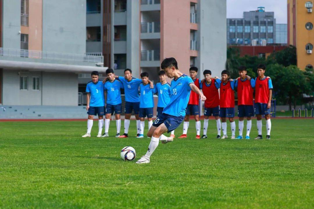 作为广东省校园足球特色学校,深圳市足球自主招生学校,横岗高中高度