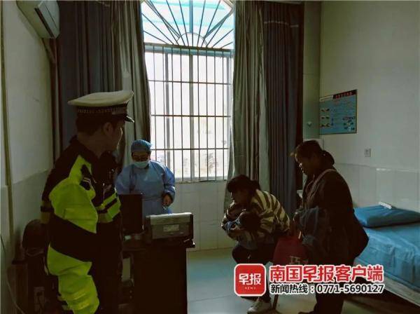 孩子高烧晕厥，心急母亲无证上路…交警这波操