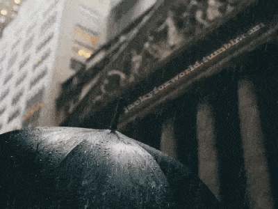 亦可以漫步雨中,感受雨水在伞面的跳跃,或看着雨滴如珠串般从伞檐上