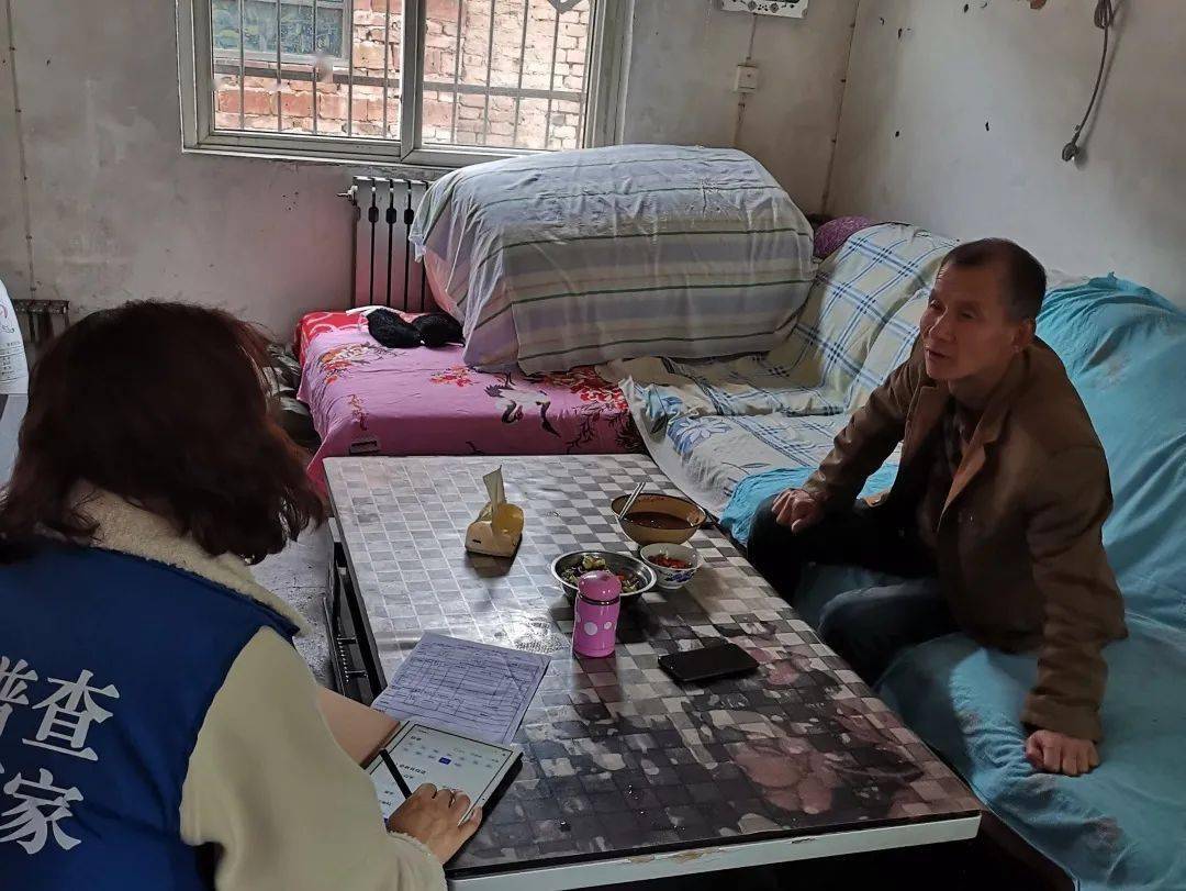 疫情中的人口普查员_疫情火车站人口图片