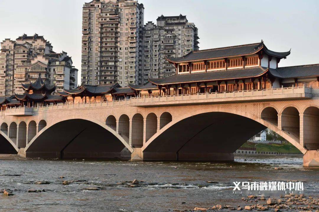 记者近日从义乌交旅集团获悉 备受关注的 伏虎桥廊桥建设已经基本
