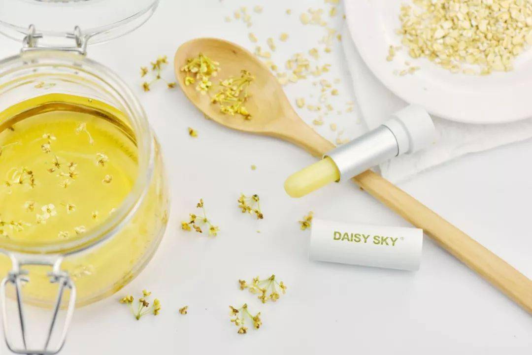 桂花|国产“唇纹熨斗”，一抹摆平唇干、起皮，润得想接吻