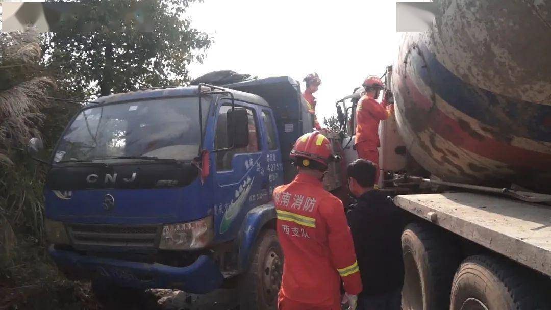 今天长乐乡发生一起车祸 大货车 搅拌车相撞