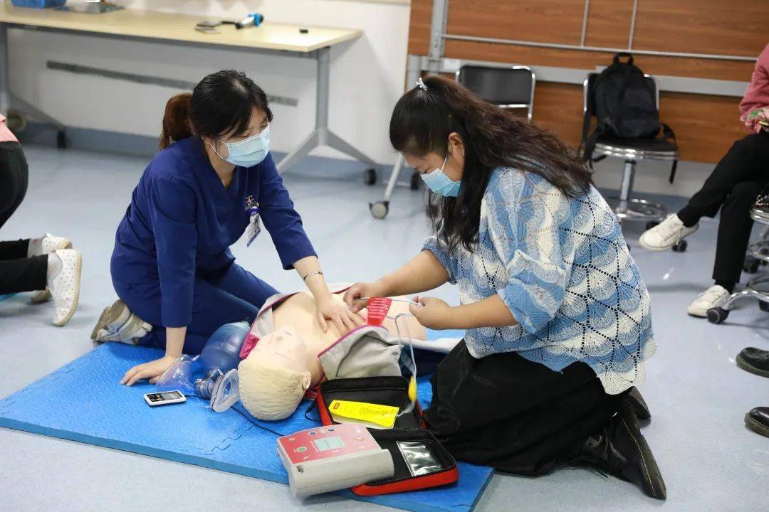 培训|100人名额600人抢！因为4年前的一名陌生男子，她来到浙二学本领…