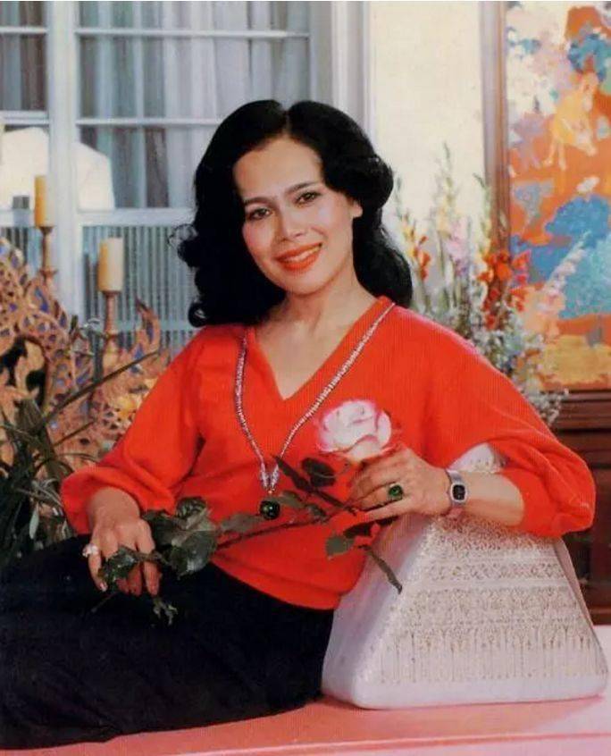 珠宝|18岁封后，50岁出轨？珠宝堆成山，还是留不住她的心……