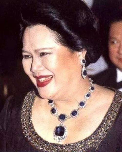 珠宝|18岁封后，50岁出轨？珠宝堆成山，还是留不住她的心……