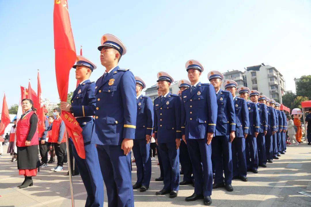 九江市委宣传部常务副部长杨鸿敏向"时代楷模"九江市消防救援志愿服务