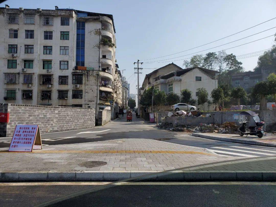 红梅巷往交通局凤栖北路方向道路标记图该段道路双向四车道中间绿化