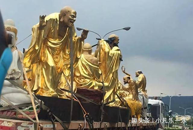搞笑GIF:男朋友送我个金戒指,怎么还有“土鸡”两个字