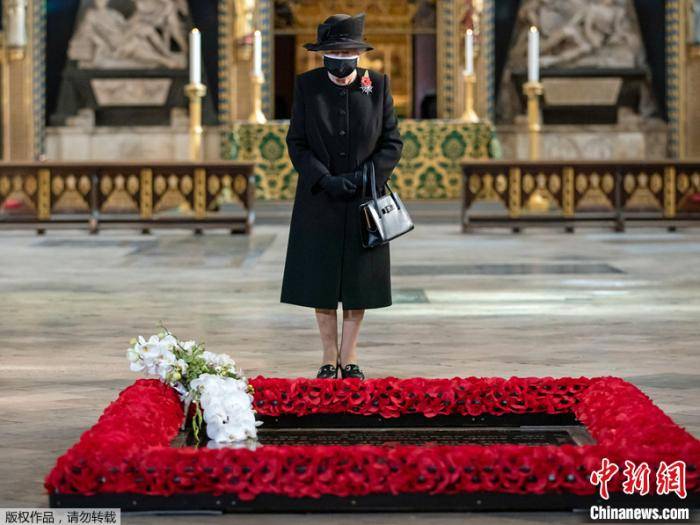 英女王紀念“一戰”陣亡將士  首次戴口罩公開亮相 -尋夢新聞