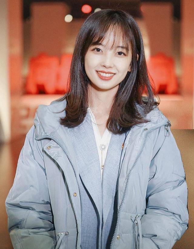央视美女如云王冰冰穿西服清纯可爱长相甜美似奶茶妹妹