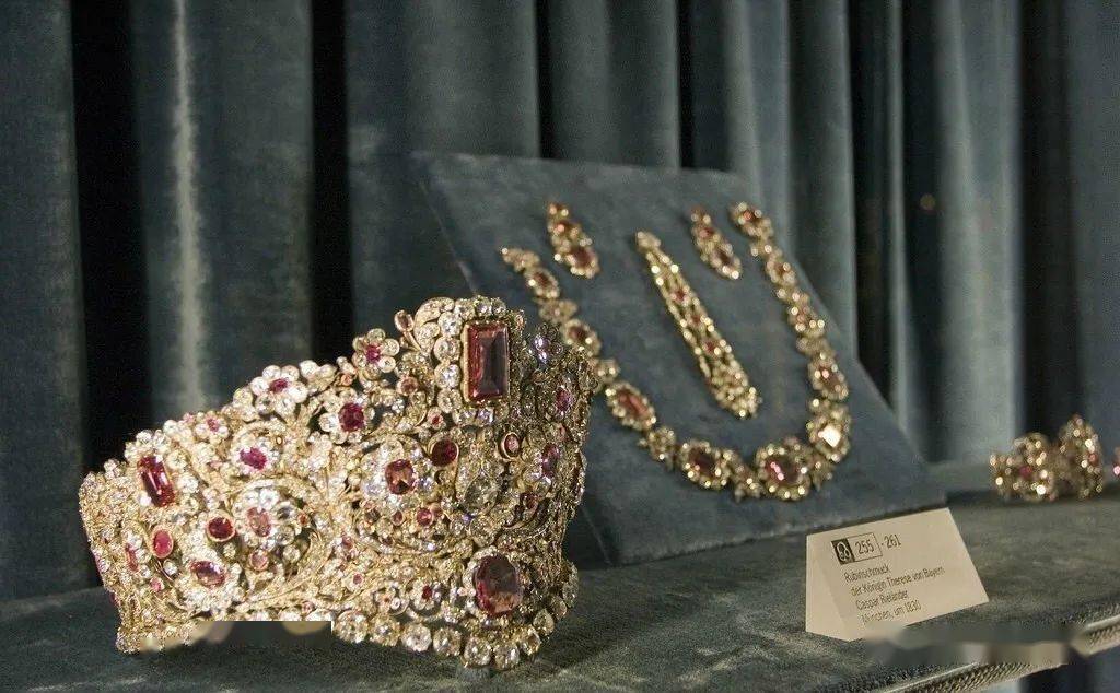 斥巨资为心爱的王后打造了一套密密麻麻镶满了红宝石和尖晶石的王冠