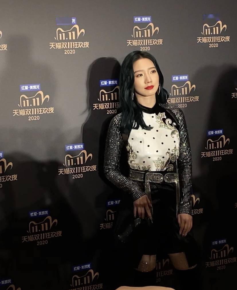 走过|怀孕6个月的吉娜从我身边走过，这身材真的惊了！