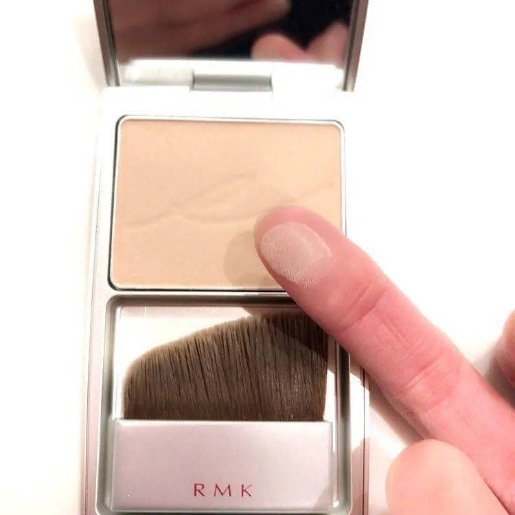 绿色|喜欢RMK的朋友们快看过来，今年RMK共推出2款彩妆套装哦！