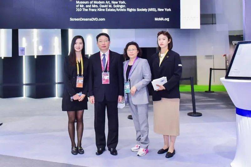 进博会招商区委副书记组织部部长王观宝走访闵行重点企业展台