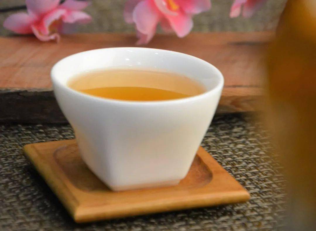 品茶者,从不忘赏春夏秋冬 八方茶语