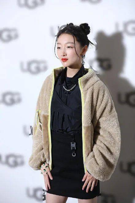 发型|杨超越的粉裙子太土气？被喷表演个寂寞的她要靠发型扳回一城！