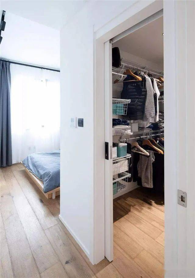 卧室不一定要装衣柜,当下流行隐藏式衣橱,不仅好看空间还大