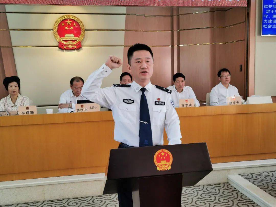 会议决定,  任命林晓东为漳州市政府副市长,漳州市公安局局长.