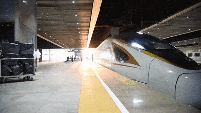 11月10日17时07分 满载快件的 g385次复兴号动车组列车 从大连北站驶