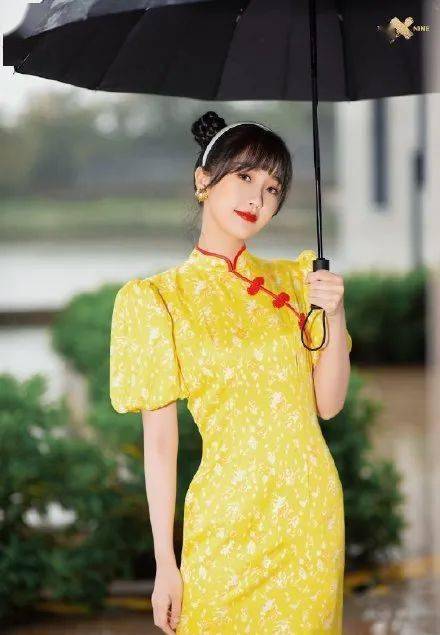 发型|杨超越的粉裙子太土气？被喷表演个寂寞的她要靠发型扳回一城！