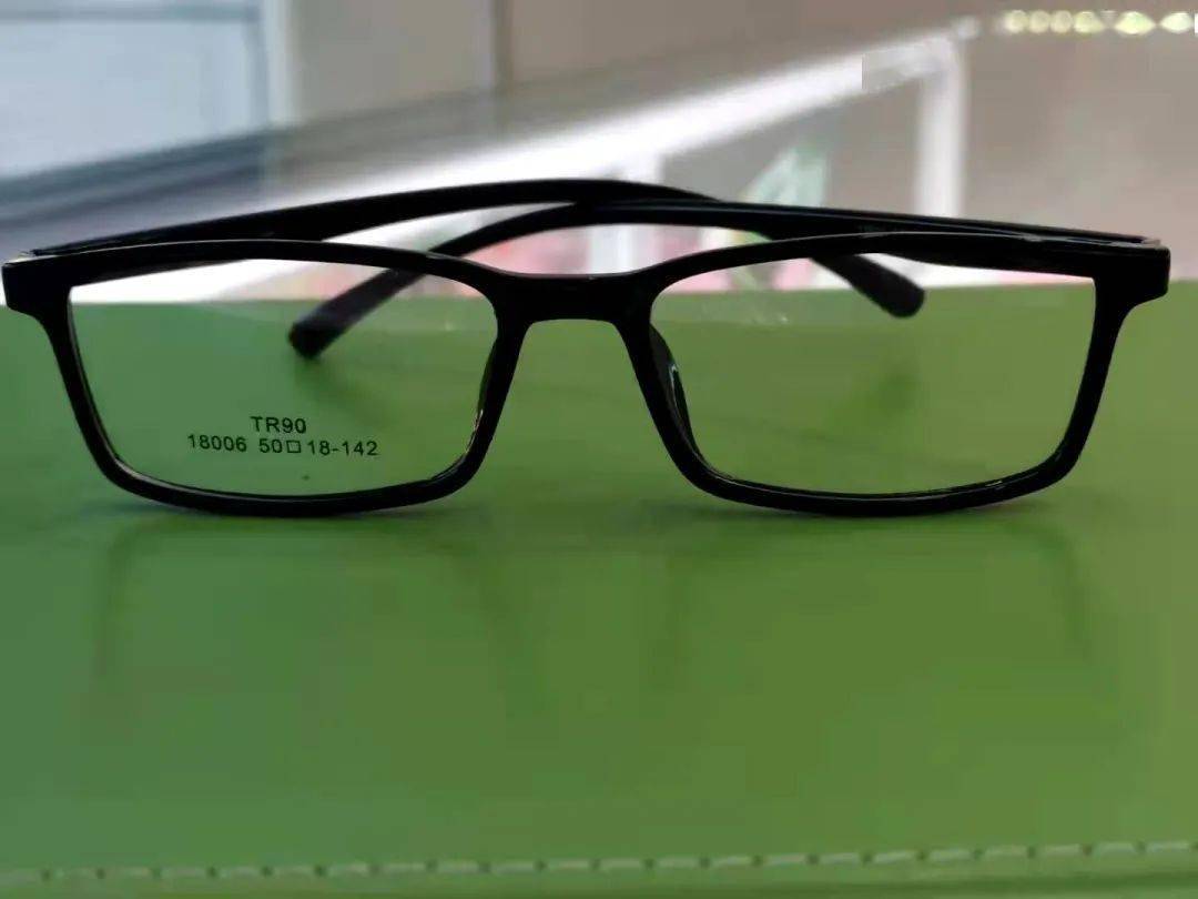 爱尔眼科配眼镜和外面有区别吗 6240a9e7a43f4d3f8cdb4952305fdc3a.jpeg