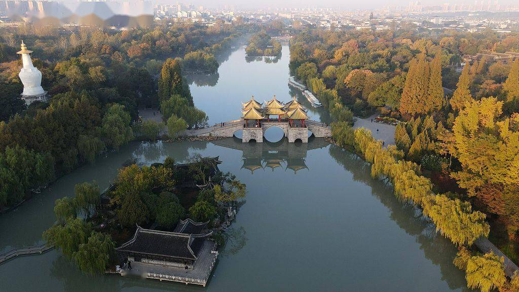 阳光投射下的瘦西湖风景区冬日美景.(来源:视觉中国)