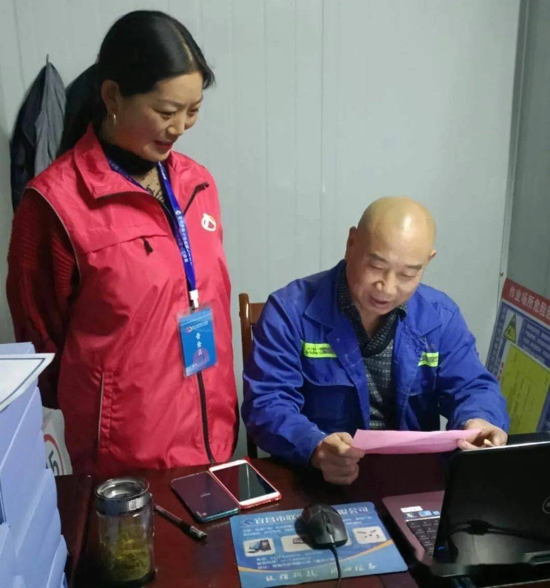 社区普查员人口普查_人口普查普查员证(2)