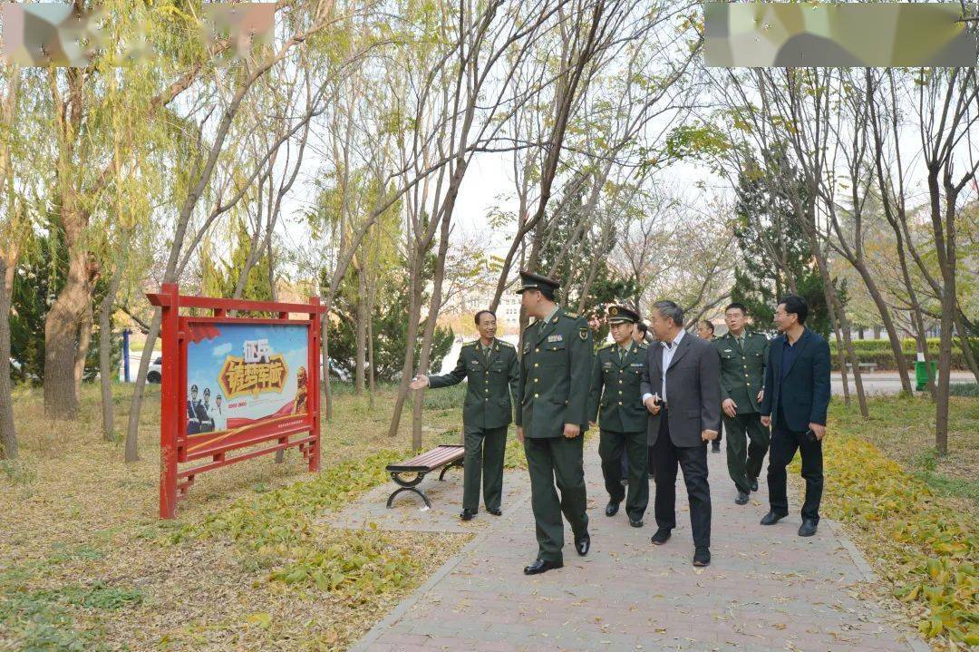11月12日下午,濮阳军分区司令员李本涛一行三人莅临我校对国防教育