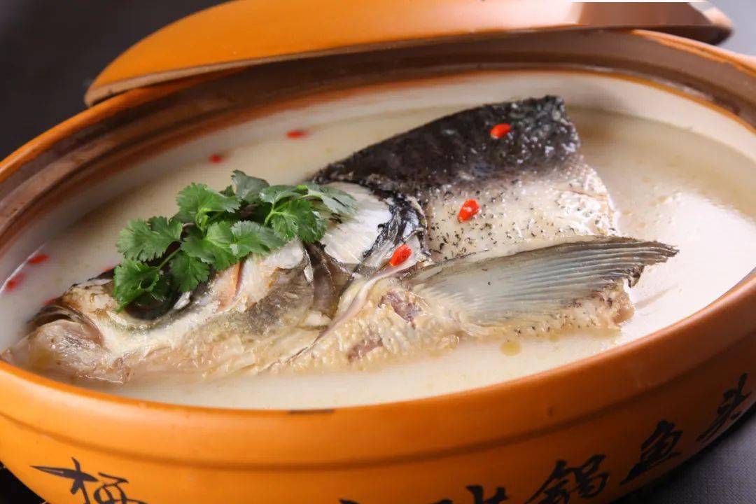 到了江苏,才发现江苏最好吃的砂锅,不是老鸭煲,而是  天目湖砂锅鱼头