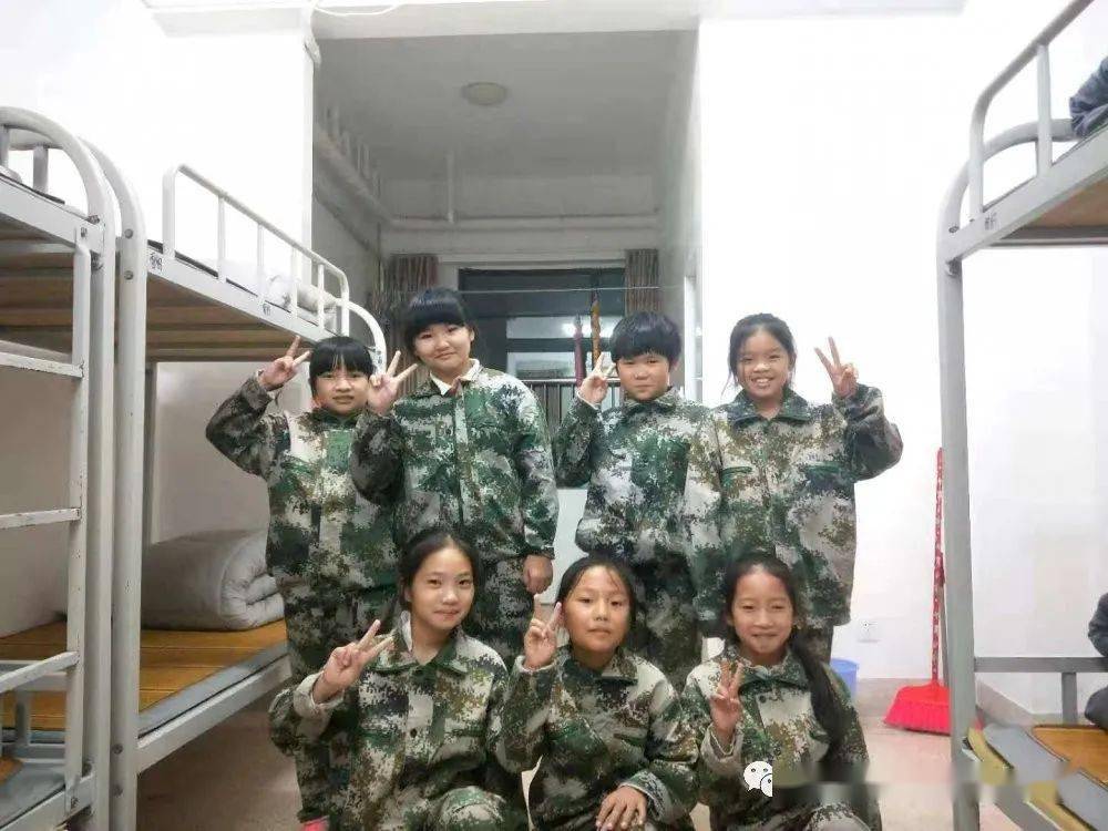 来到军训基地的第一天,在教官的安排下,孩子们被安排到了不同的宿舍