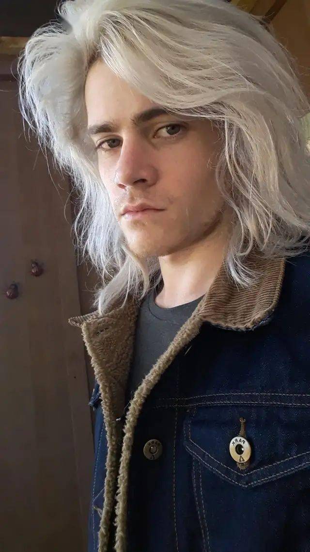 一群喜欢留长发的男生各种po自拍,有些居然性感又妩媚