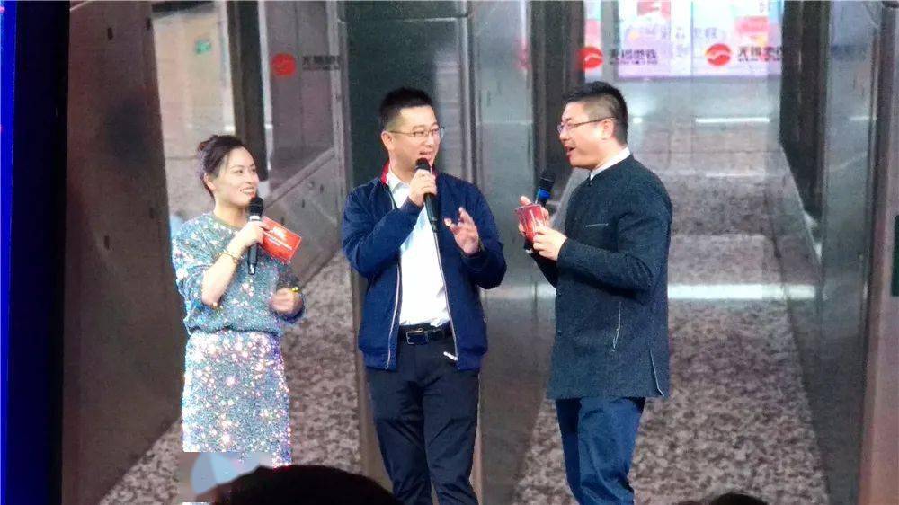 现场,主持人商奇小富,还跟大家分享了乘坐无锡地铁3号线到硕放机场的