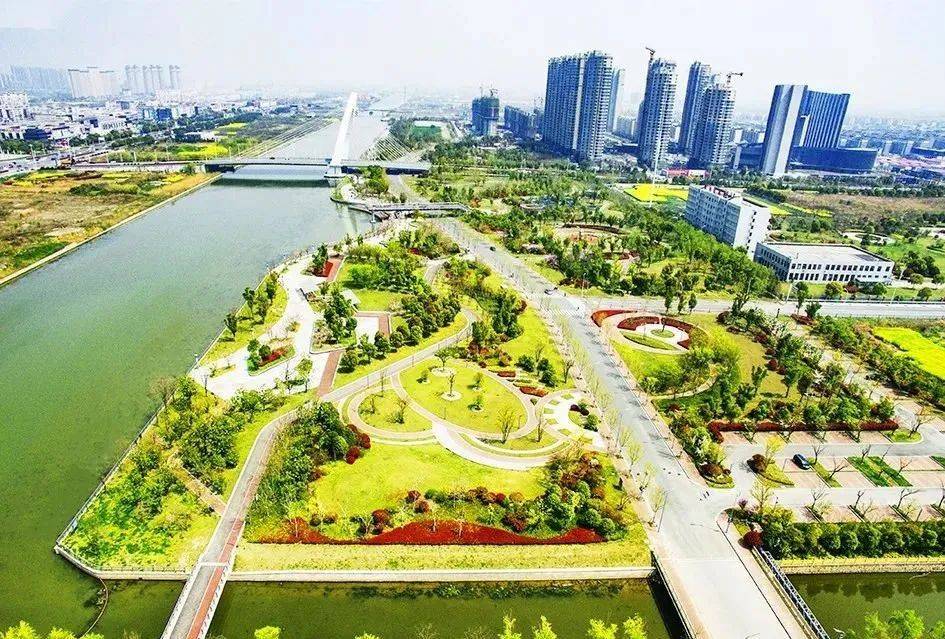 从南山湖公园往西不过数百米,  20万平方米的中心横河景观带翠柳婆娑
